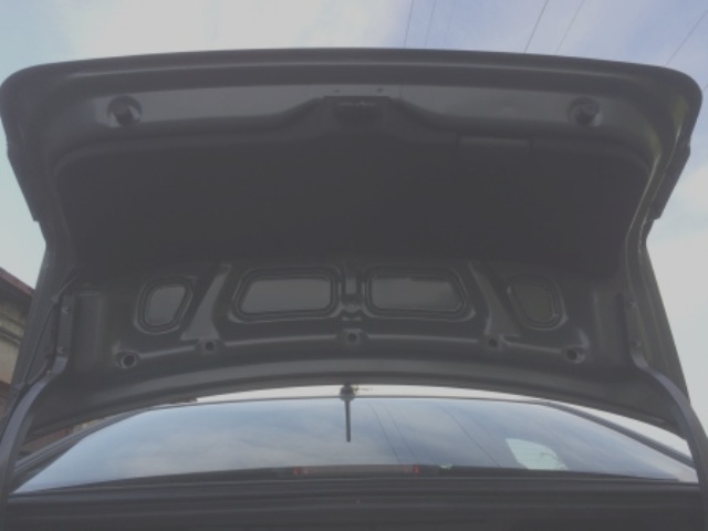 с обратной стороны багажника видим обшивку Kia Rio 3