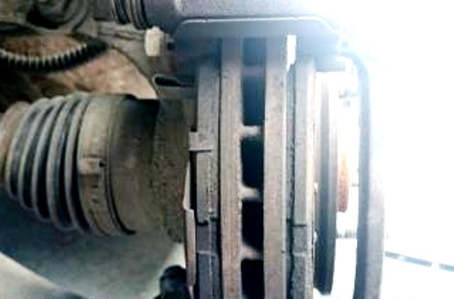 Замена и снятие передних тормозных колодок Kia Rio 3